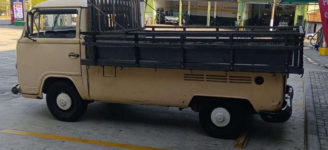 Kombi carroceria da Variedades, usada nos fretes e mudanças